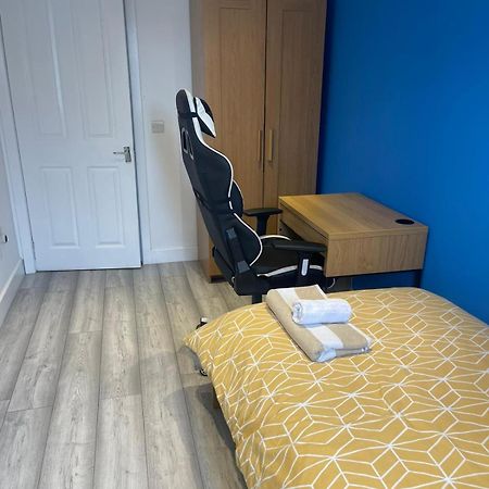 One Bedroom In Spacious Bungalow, Free Parking & Private Entrance EDI Exterior foto
