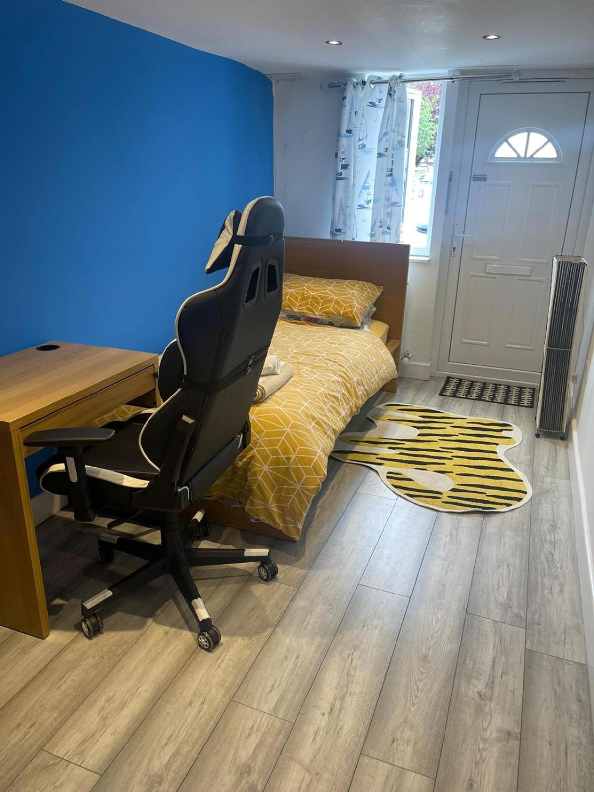 One Bedroom In Spacious Bungalow, Free Parking & Private Entrance EDI Exterior foto